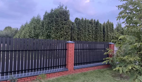 Montaż sztachet metalowych