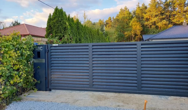 Montaż bramy z automatyka Uzrut